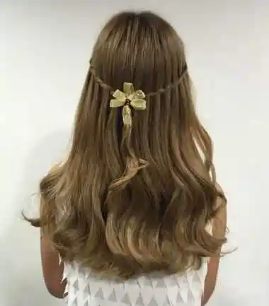 中长发编蜈蚣辫的发型,将脑后的头发顺着头型直接向后梳,长头发编成