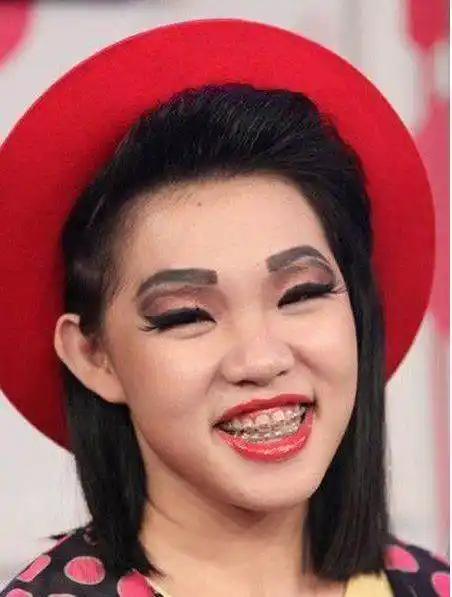 盘点明星扮丑女,唐嫣和热巴都扮过,只有她丑到了极致_李小璐