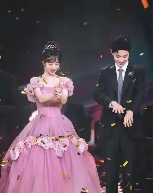 拉踩肖战变顶流小花吴宣仪的小心机被曝光肖战却毫不在意