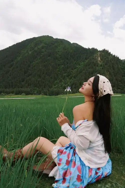 的女儿  在这里,马兰花大草原一望无际  青青草甸装扮着夏季的色彩