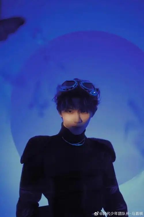 帅哥系列壁纸,第46期,我们以一位备受瞩目的年轻偶像——马嘉祺为主题