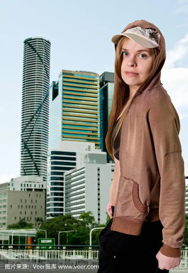 布里斯班大楼前的女孩.澳大利亚.