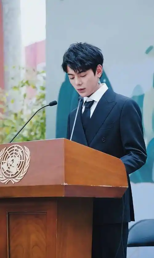 而在近日,有关于丁真不怯场的话题再次冲上微博热搜