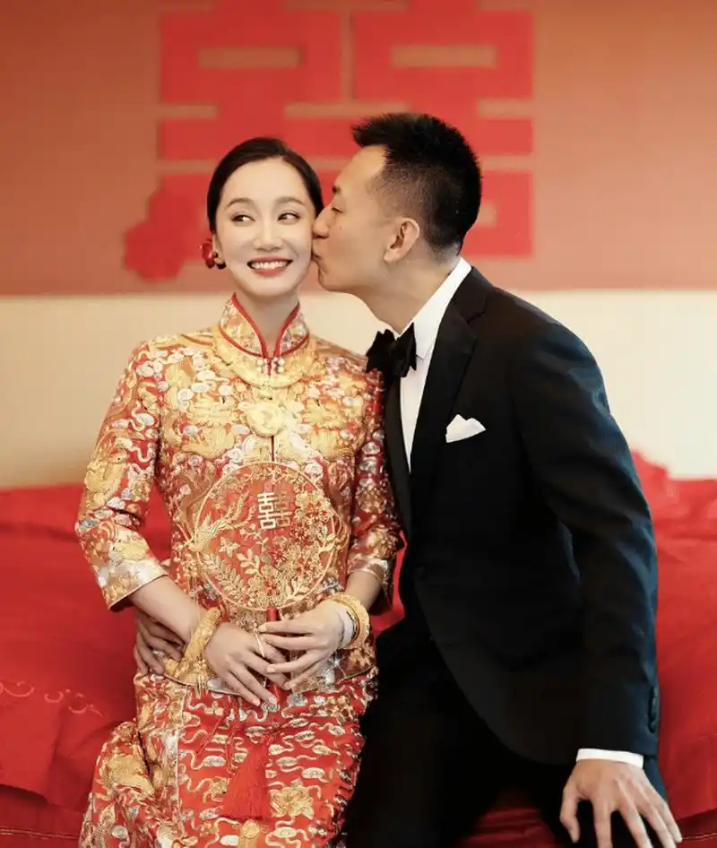 照片中,董晴穿着中式婚服,与亲友一起欢声笑语,打打闹闹,展现出无比的