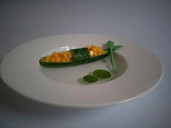 花影月移做的创意蔬菜盘饰摆盘拼盘(黄瓜小船)