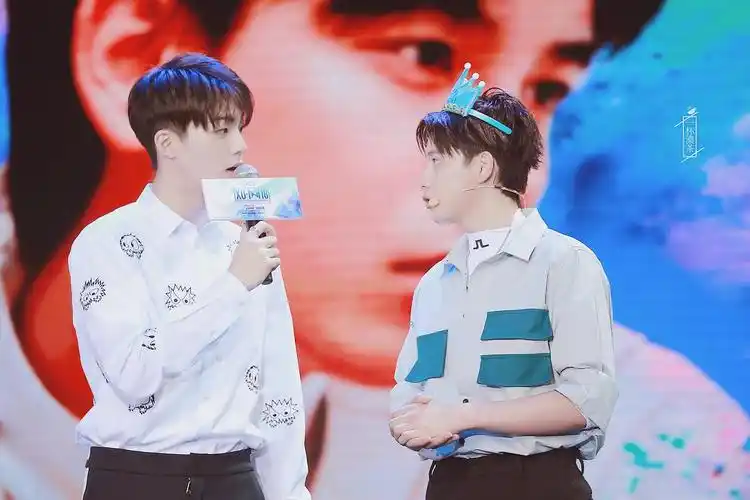 今天是去参加胡先煦小哥哥生日会的话唠陈立农哈哈哈哈哈活跃的宛如