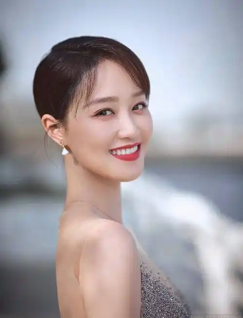 蓝盈莹早年旧照流出,大方脸型眼距窄小,与如今精致长相判若两人