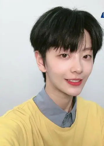 创造营2020最帅女生刘梦黄色头发搭配蓝色短袖满满少年感