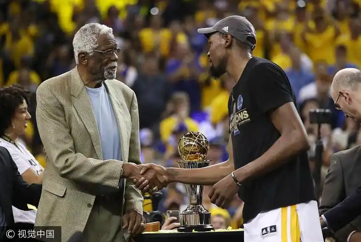 31 勇士捧起总冠军奖杯 杜兰特当选总决赛mvp