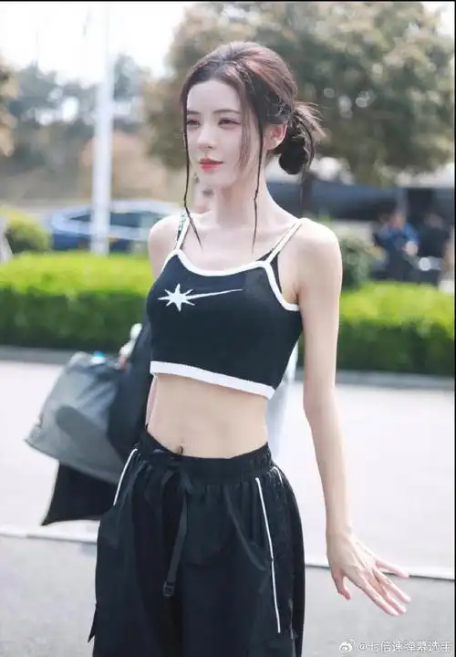 必须承认,这几张图是最能体现出张予曦的绝美脸蛋儿和身材的,以后就照