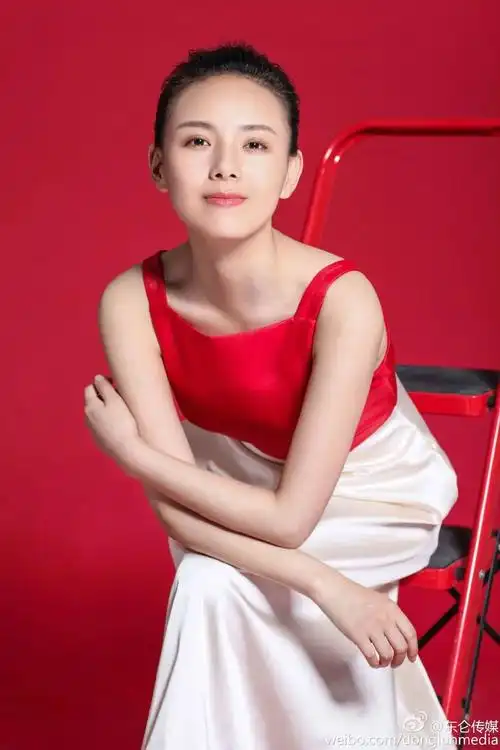 以上答案统统不对,图中的女演员叫曹艳,说名字你们可能不熟悉,《欢天