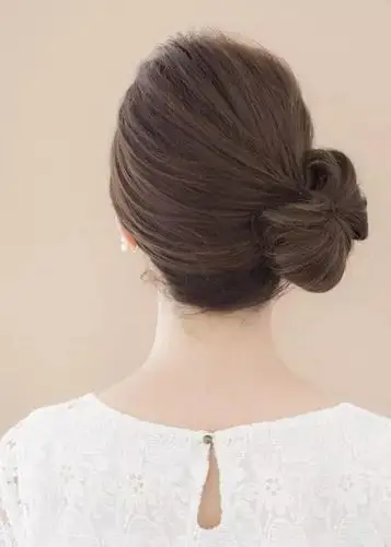 如此简单的几步就完成了俏皮与可爱并存,时尚与优雅并存的盘发造型,让