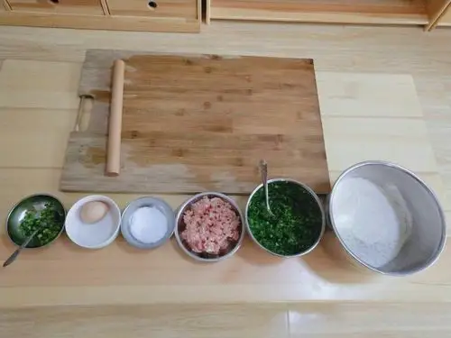 包饺子需要用到哪些材料:面粉,肉,蔬菜,鸡蛋,葱花,盐