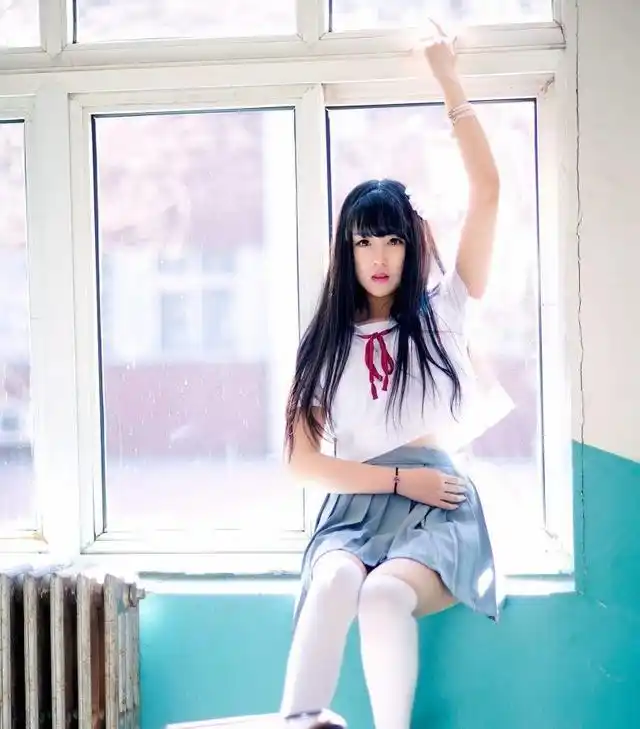 校花穿上校服和白色长筒袜给人冰清玉洁的感觉