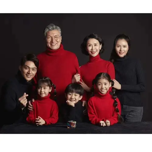 凤姐彩妆摄影工作室提醒您在家也能自拍一组温馨全家福