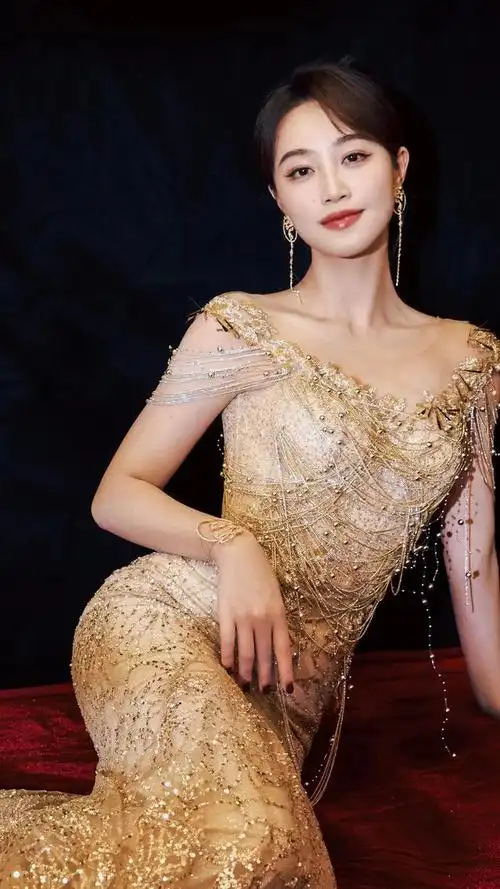 在这组美女系列壁纸中,我们将为您呈现蓝盈莹