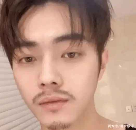 许凯起床没化妆晒素颜自拍,一脸胡渣形象全无,粉丝看完不淡定了