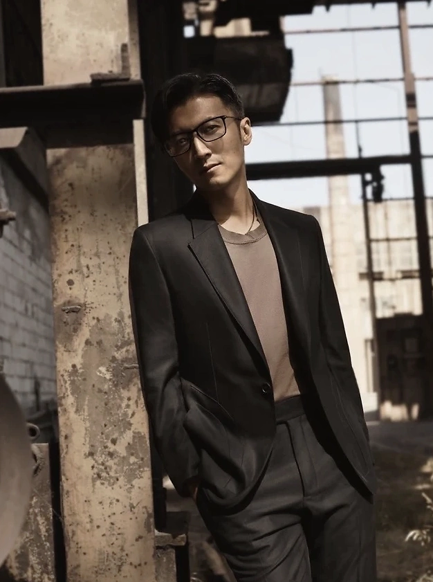 照片中的谢霆锋状态非常好,颜值在线眼神深邃撩人,穿着西装显得儒雅