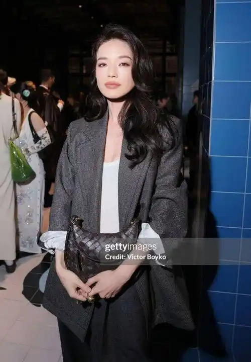 舒淇美出国,网友纷纷表示:真是给中国"面子"了!_西装_卷发_发型