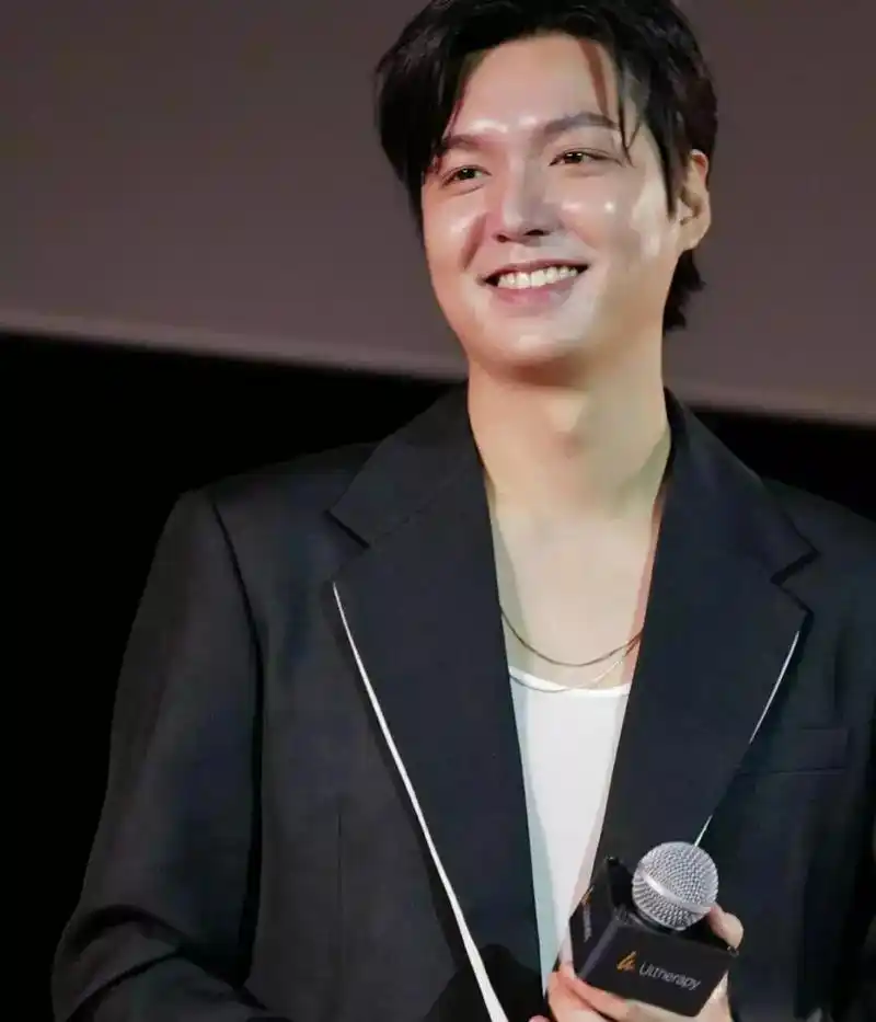 李敏镐上年纪后也好钟爱水光妆啊,水光妆配上他发腮的脸就显得有点