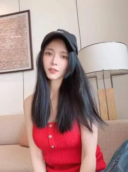 杜淳妻子王灿晒自拍照嘟嘴卖萌颜值在线