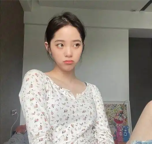 欧阳娜娜晒出了一组自己的照片,这也是欧阳娜娜在向粉丝们分享自己的