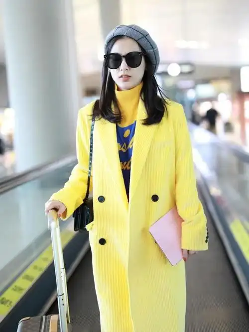 芒果黄的大衣非常衬肤色,让黄圣依看起来气色超好,皮肤特别白.