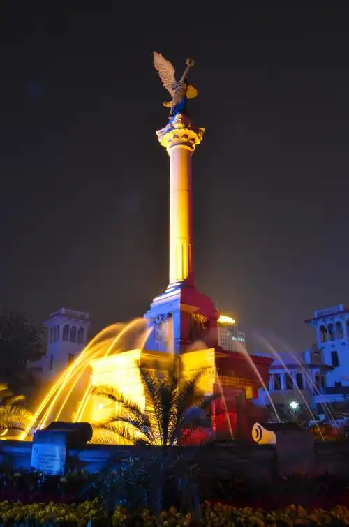 标题:意式风情街夜景