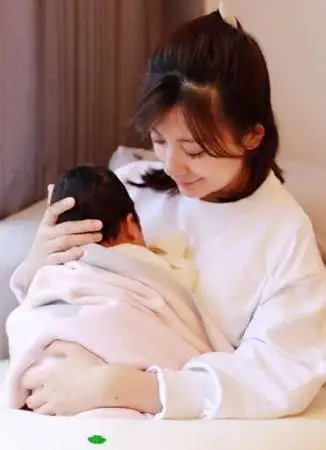 42岁贾静雯生完三胎仨月就复出生个娃到底恢复多久