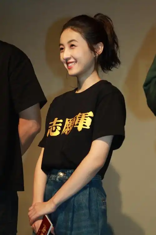 张子枫戴红领巾