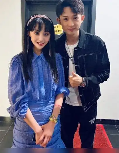 粉丝晒与郑爽合照,美女真的不需要美颜!图中秒变蛇精脸