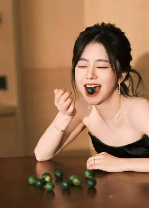 谭松韵的黑色缎面垂坠连衣裙_表演_娱乐_魅力