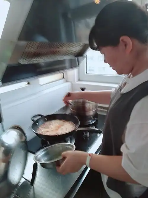 韩硕在为母亲做饭