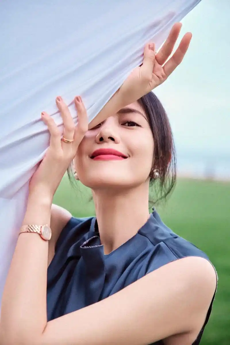 清爽夏日,大片来袭 高圆圆代言飞亚达,可甜可酷可温柔 ,美出 - 抖音