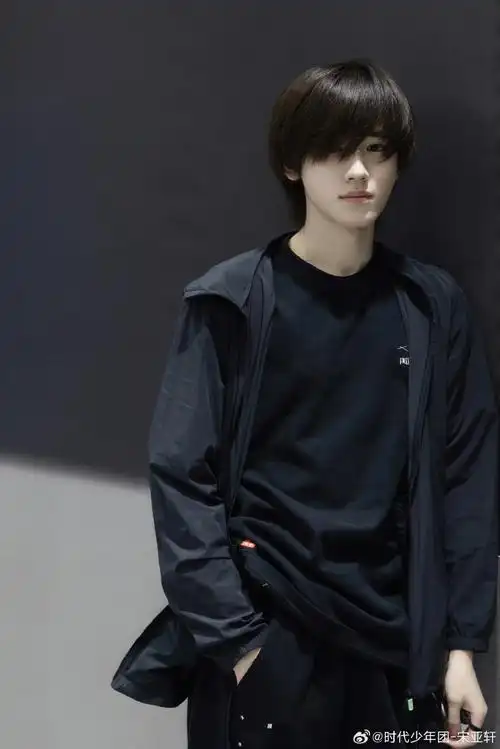 宋亚轩刘海不扎眼睛吗##宋亚单膝跪地