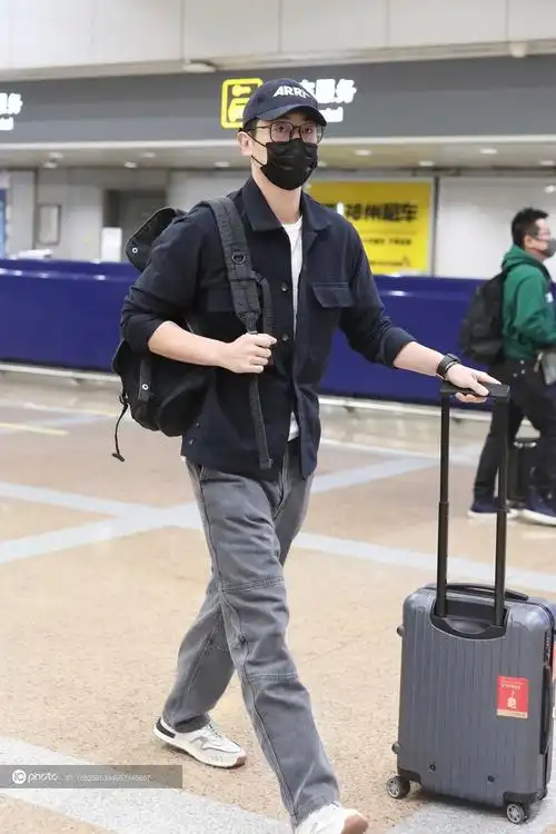 街拍朱亚文黑色衬衫白tee灰色牛仔裤低调休闲