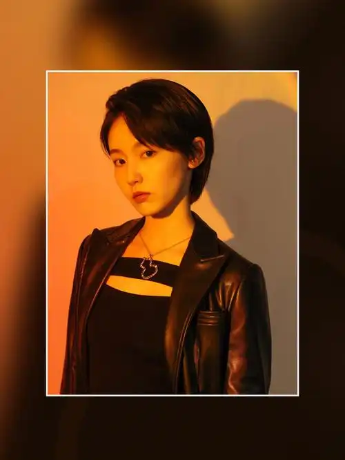 演员成果佩戴qeelin全新wulu 18系列吊坠.