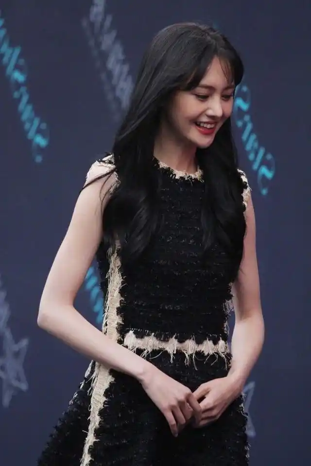 郑爽穿上小礼服美爆了,黑裙配上高跟鞋优雅甜美