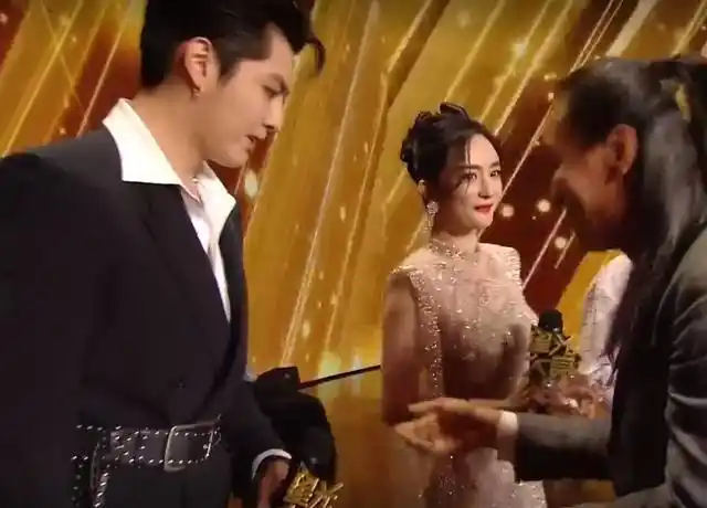 荧幕情侣都站一起,唯独这对被拆cp|迪丽热巴|吴亦凡|星光大赏_新浪