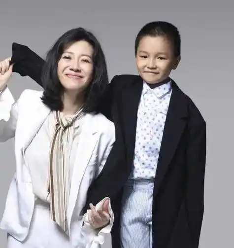 刘琳,被大17岁四婚导演抛弃之后,她终于等来了自己的真命天子