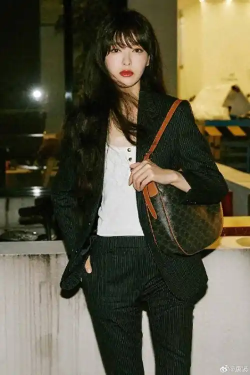 39岁唐嫣黑色穿搭御姐范儿十足,高清近照曝光,职场穿搭学起来_条纹