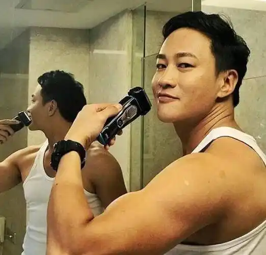 当年的"步惊云"大变样!48岁何润东露脸,形象让人忍俊不禁