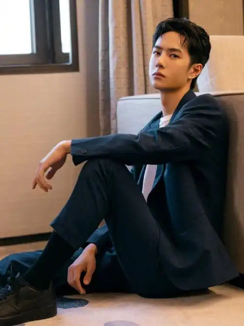 王一博穿西装图片王一博西装全身照片