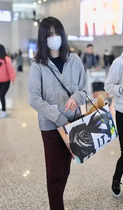 郑爽一家三口出行她爸妈气质比她更像明星