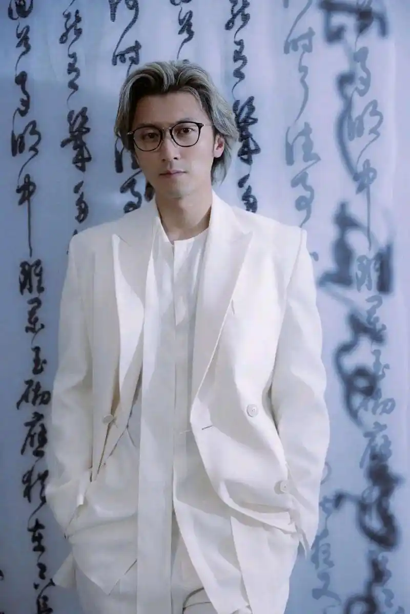 上海电影节,谢霆锋灰白发型被网友调侃:第一眼差点认成导演陈可辛.