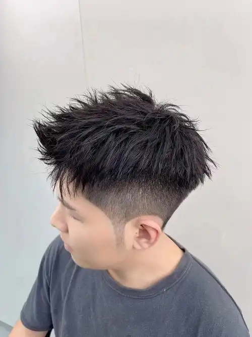 个性雅痞前刺发型自然好打理 一款干净清爽 的男士发型适合头发细软