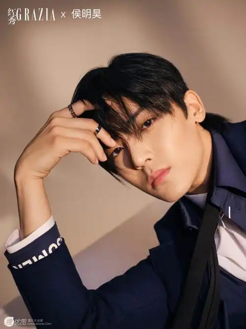 侯明昊戴眼镜帅气造型登红秀grazia杂志写真图片侯明昊帅气男演员大陆