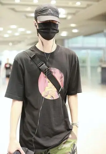 王一博真的对穿搭很有想法,一件白t恤,都可以穿出模特既视感