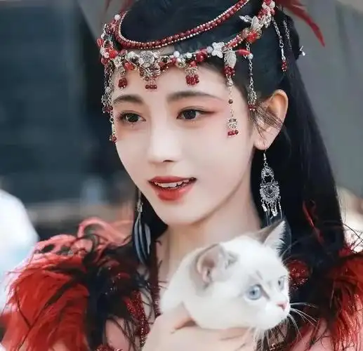 鞠婧祎充分体现"尴尬"二字再次引发热议|倪妮|杨幂|妆容|演艺事业