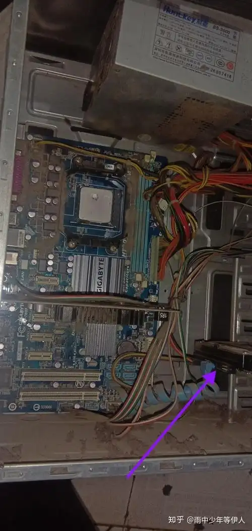 这个老式机箱的固态硬盘在那里?